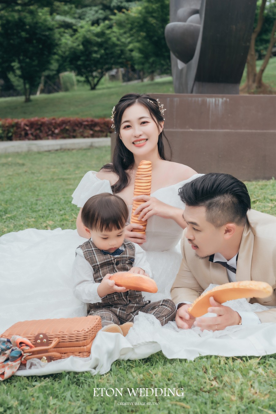 免费在线AI 全家福生成器- 创作温馨家庭合影, image size:900x1349